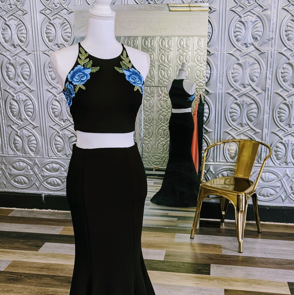 LAST CHANCE NWT - 2-Piece w/ Embroidered Roses